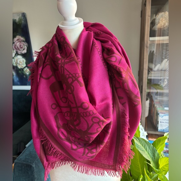 Gucci Accessories - Authentic Gucci scarf.